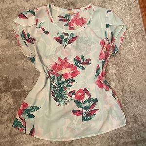Cute top that could be for work or a casual weekend!